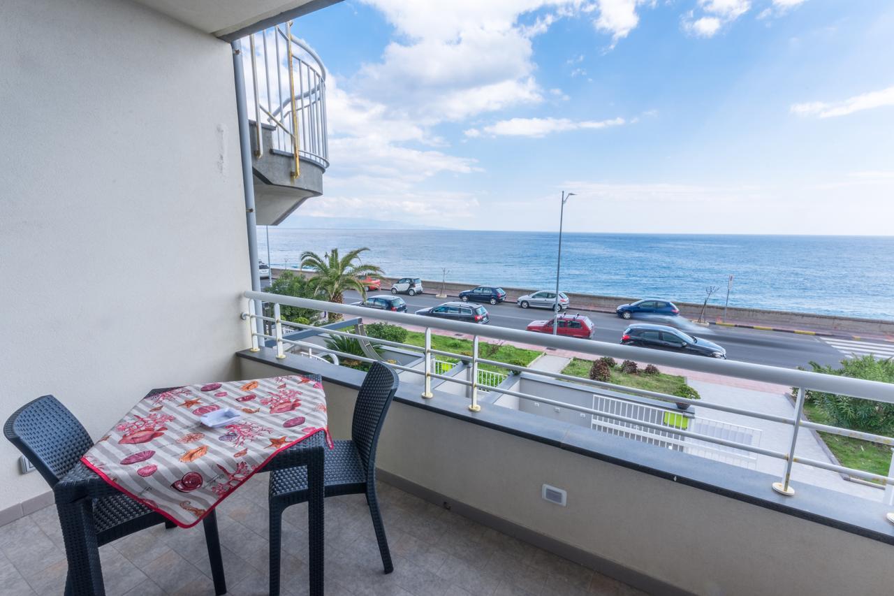 Bed and Breakfast Riva Del Sol Санта-Тереза-ді-Рива Екстер'єр фото
