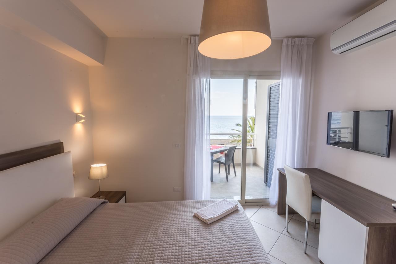 Bed and Breakfast Riva Del Sol Санта-Тереза-ді-Рива Екстер'єр фото